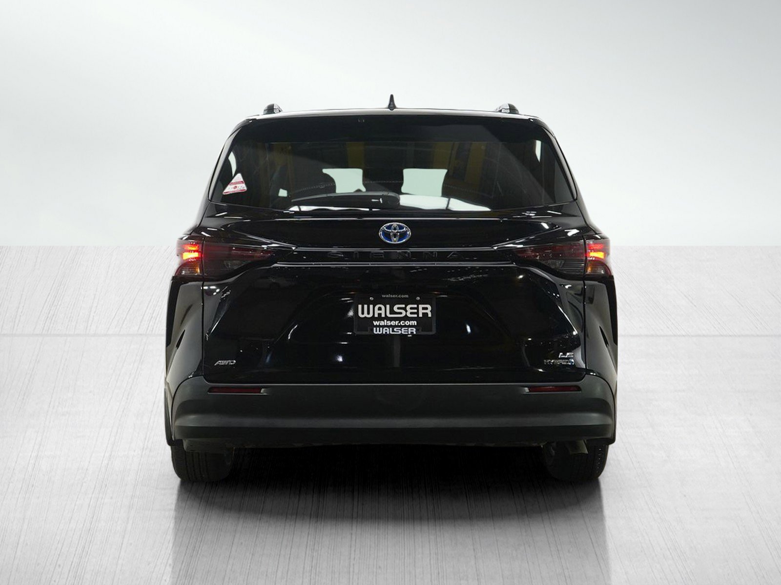 Used 2024 Toyota Sienna LE image 4