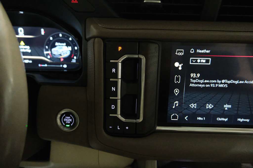 Used 2022 GMC Yukon XL Denali w/ Advanced Technology Package AWD/4WD image 32