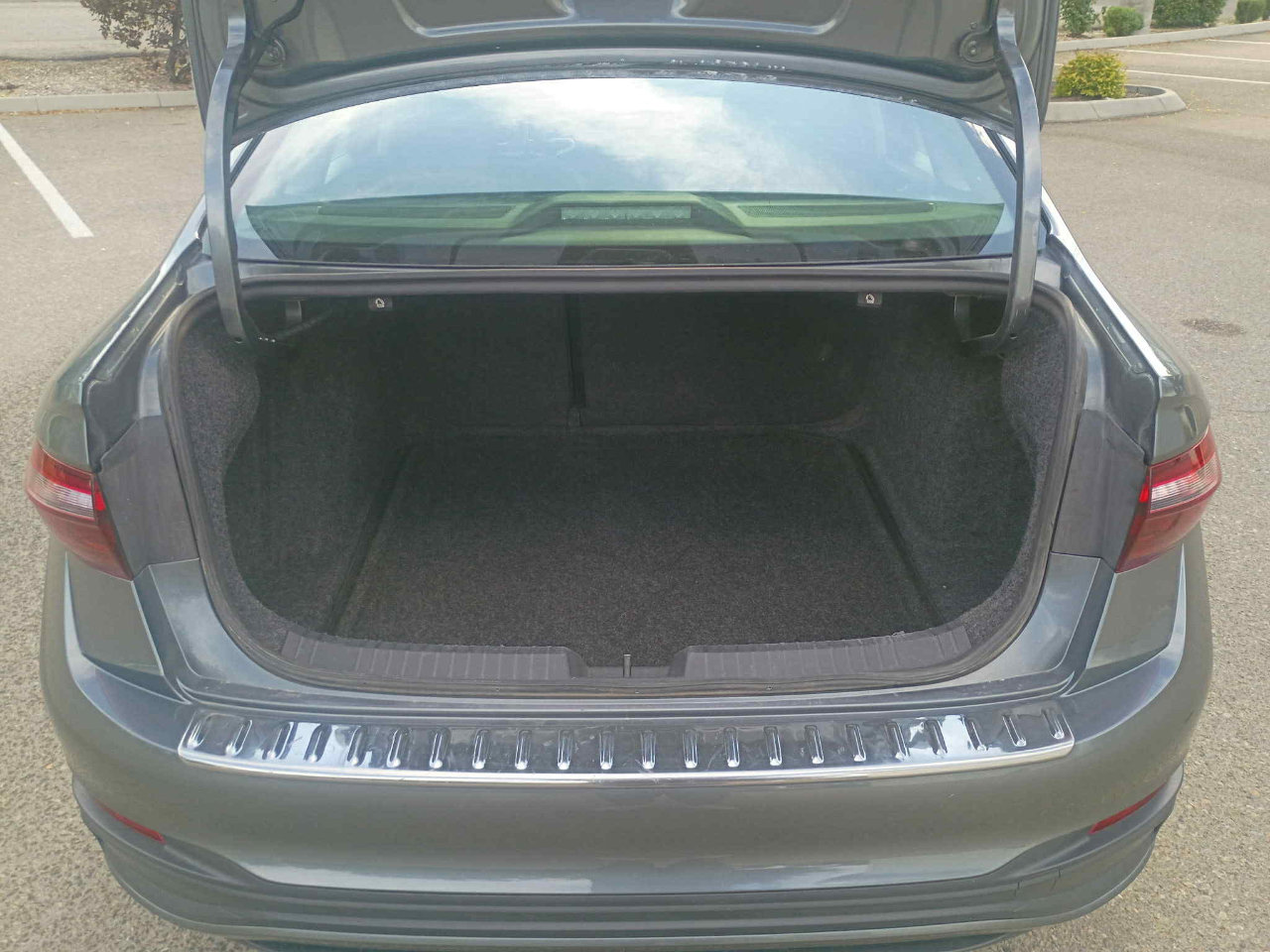 Used 2023 Volkswagen Jetta SE w/ Panoramic Sunroof Package image 10