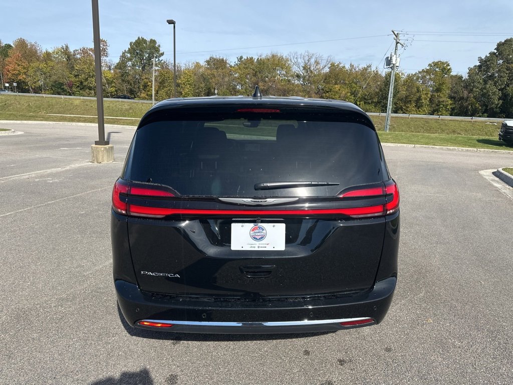 New 2026 Chrysler Pacifica Select image 4