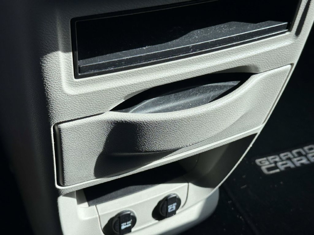 Used 2015 Dodge Grand Caravan American Value Package FWD image 27