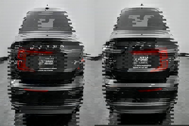 Used 2021 Volvo S60 T6 Momentum w/ Premium Package image 9