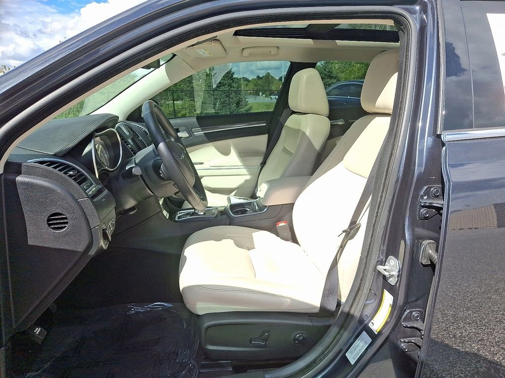 Used 2016 Chrysler 300 Limited image 14