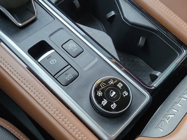 Used 2023 Nissan Pathfinder Platinum image 23