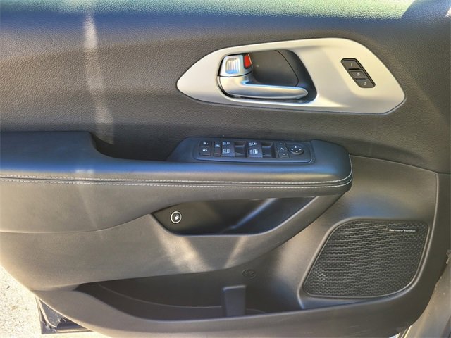 Used 2020 Chrysler Pacifica Limited w/ Advanced Safetytec Group image 31