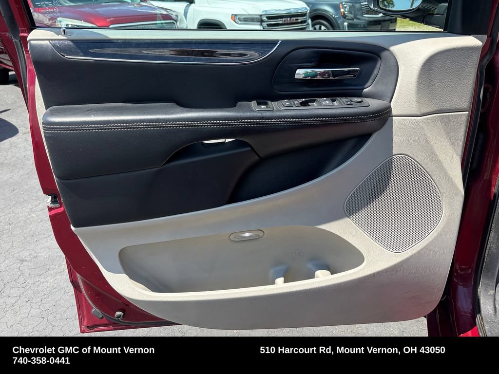 Used 2013 Chrysler Town & Country Touring FWD image 13