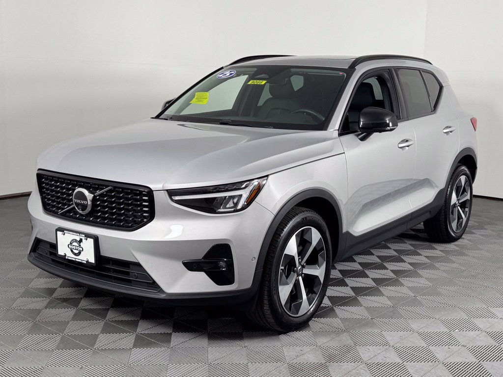 Certified 2025 Volvo XC40 B5 Plus AWD/4WD image 13