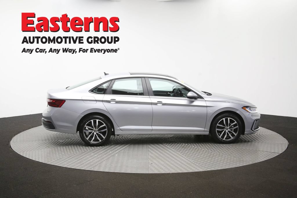 Used 2025 Volkswagen Jetta SE FWD image 43