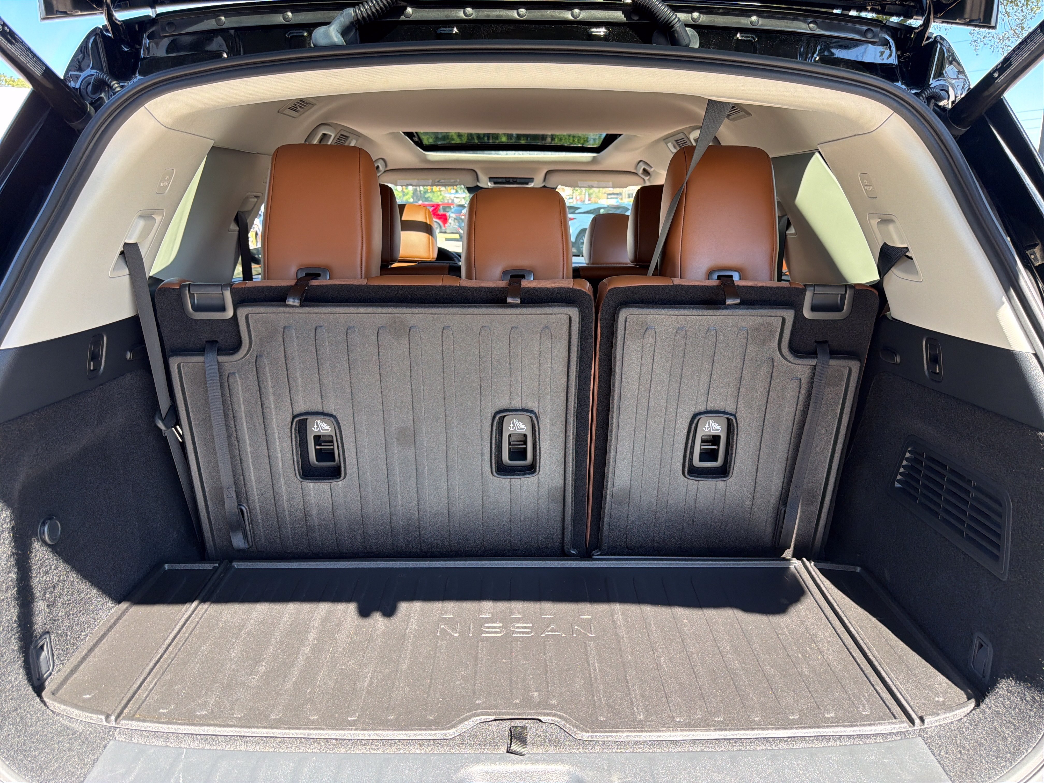 Used 2025 Nissan Pathfinder Platinum w/ Cargo Package FWD image 33