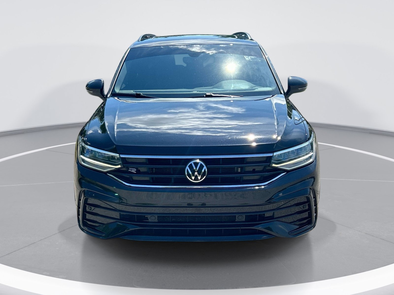 Used 2024 Volkswagen Tiguan SE R-Line FWD image 3