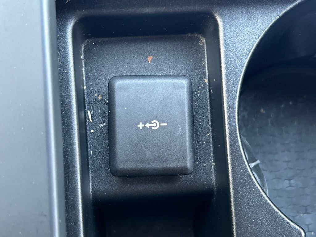 Used 2024 Jaguar F-PACE R-Dynamic S image 39