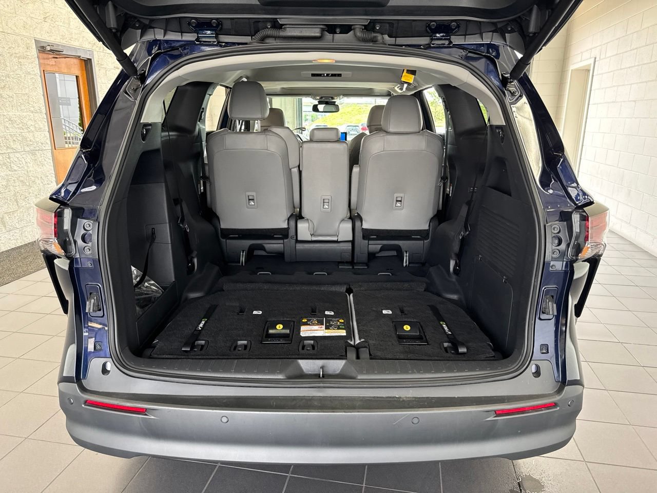Used 2026 Toyota Sienna XLE FWD image 10