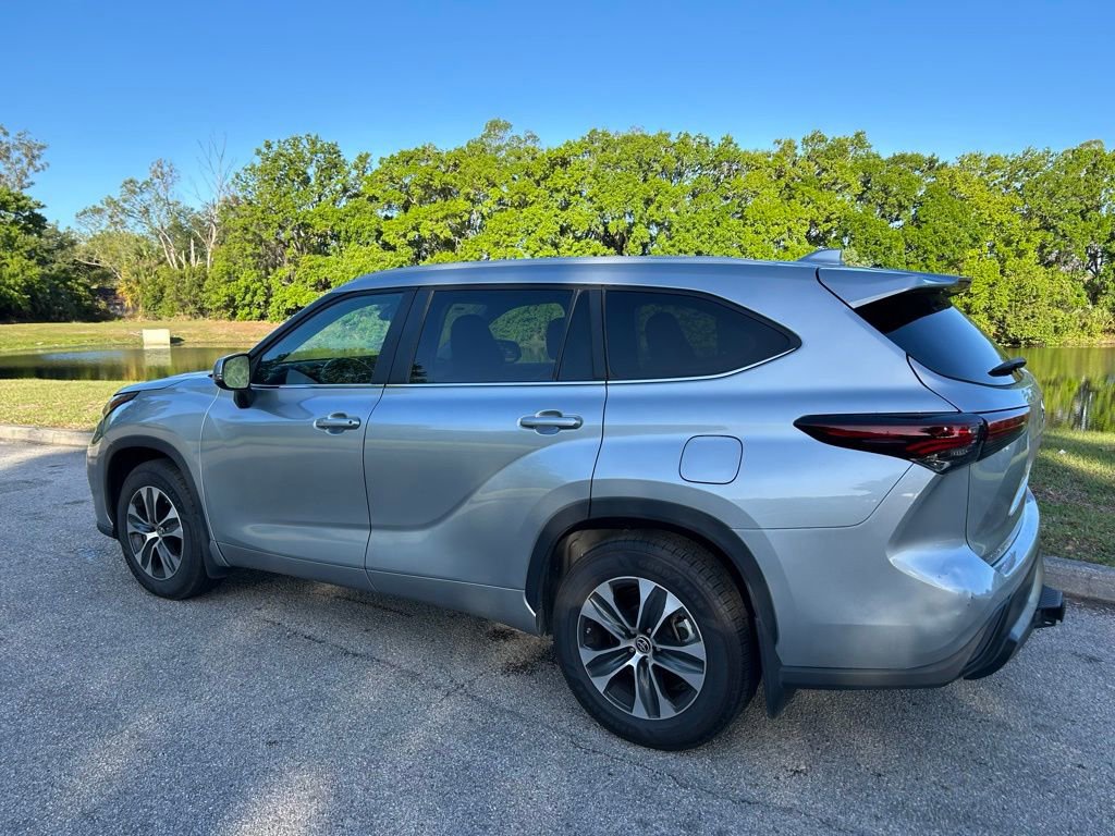 Used 2024 Toyota Highlander XLE image 3