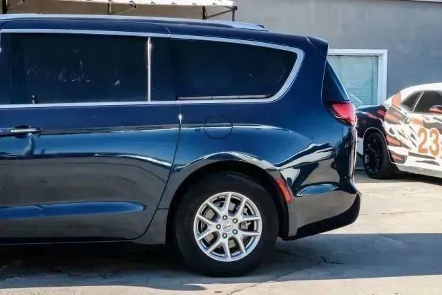Used 2021 Chrysler Pacifica Touring-L image 13