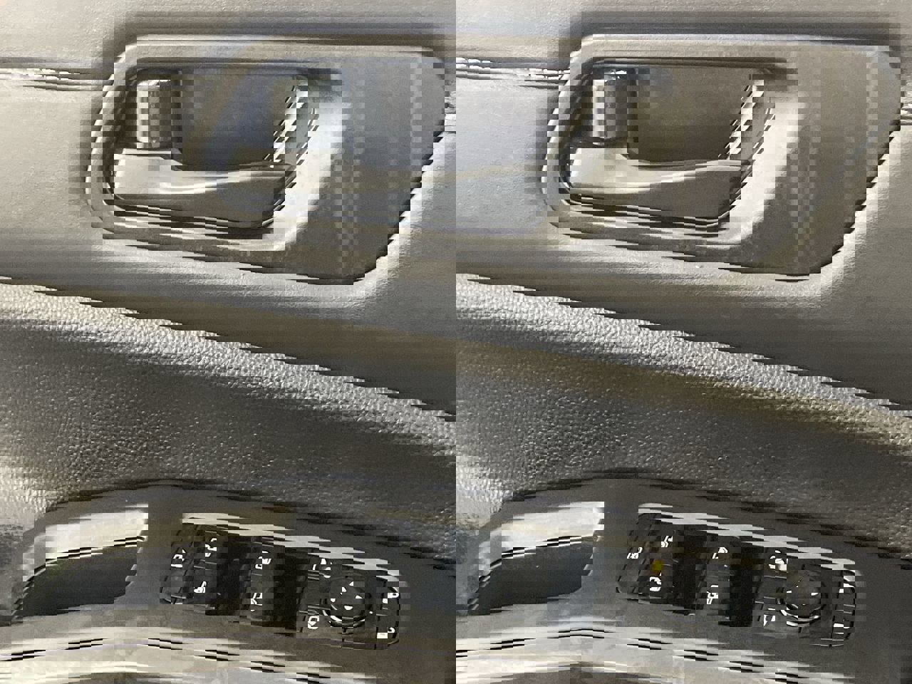 Used 2025 Nissan Pathfinder SV image 18