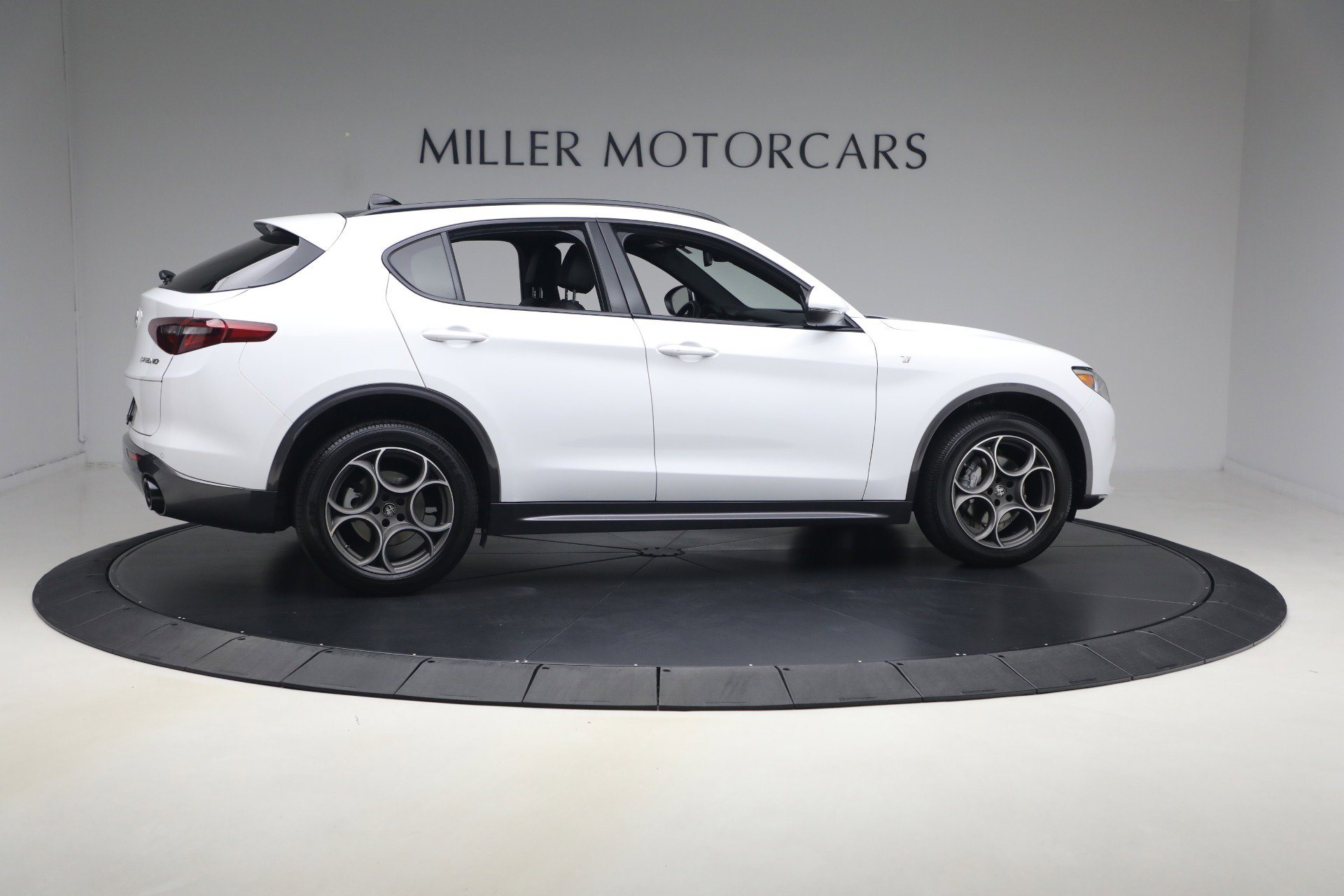 Used 2022 Alfa Romeo Stelvio Ti AWD/4WD image 8