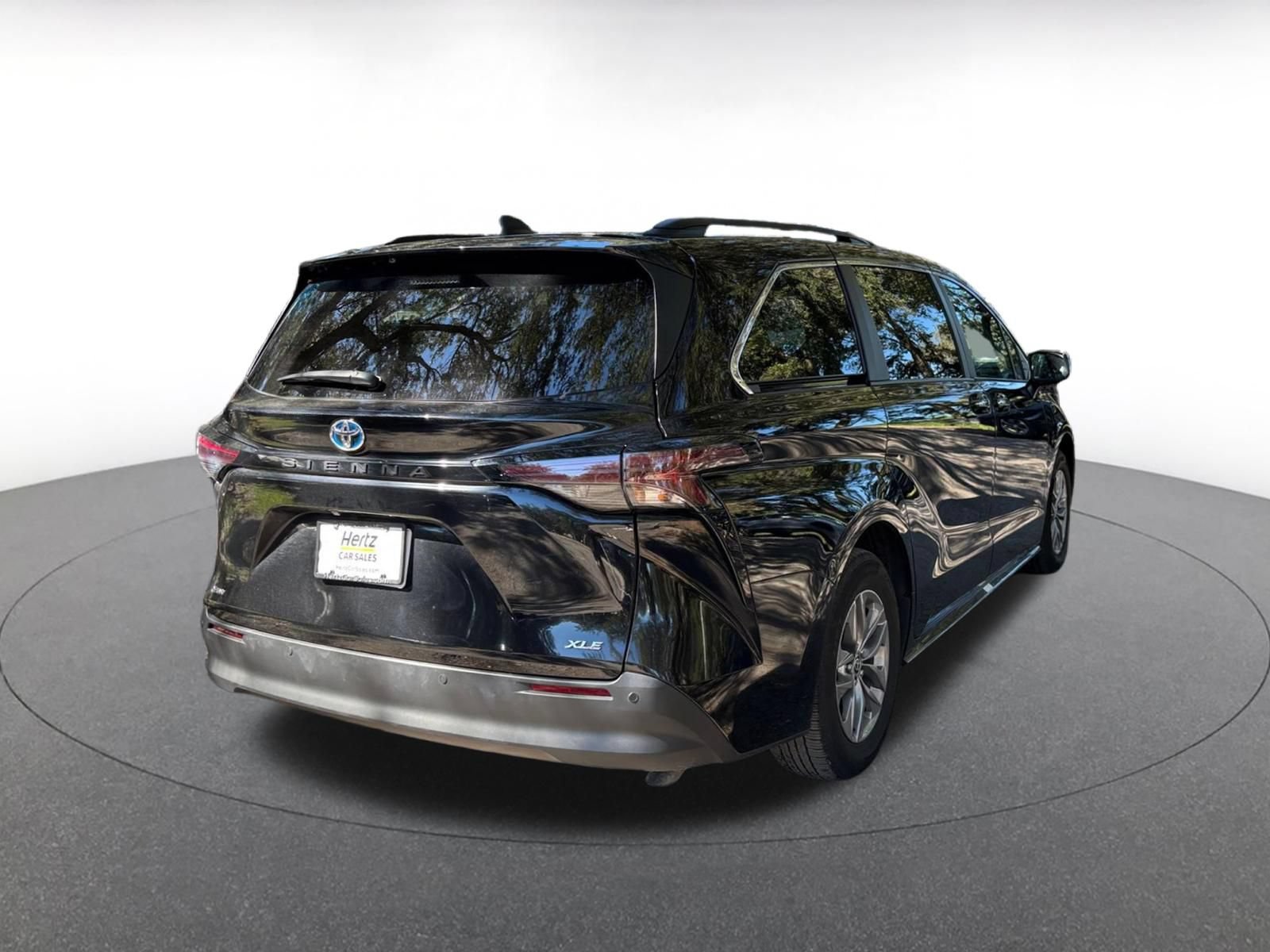 Used 2025 Toyota Sienna XLE FWD image 8