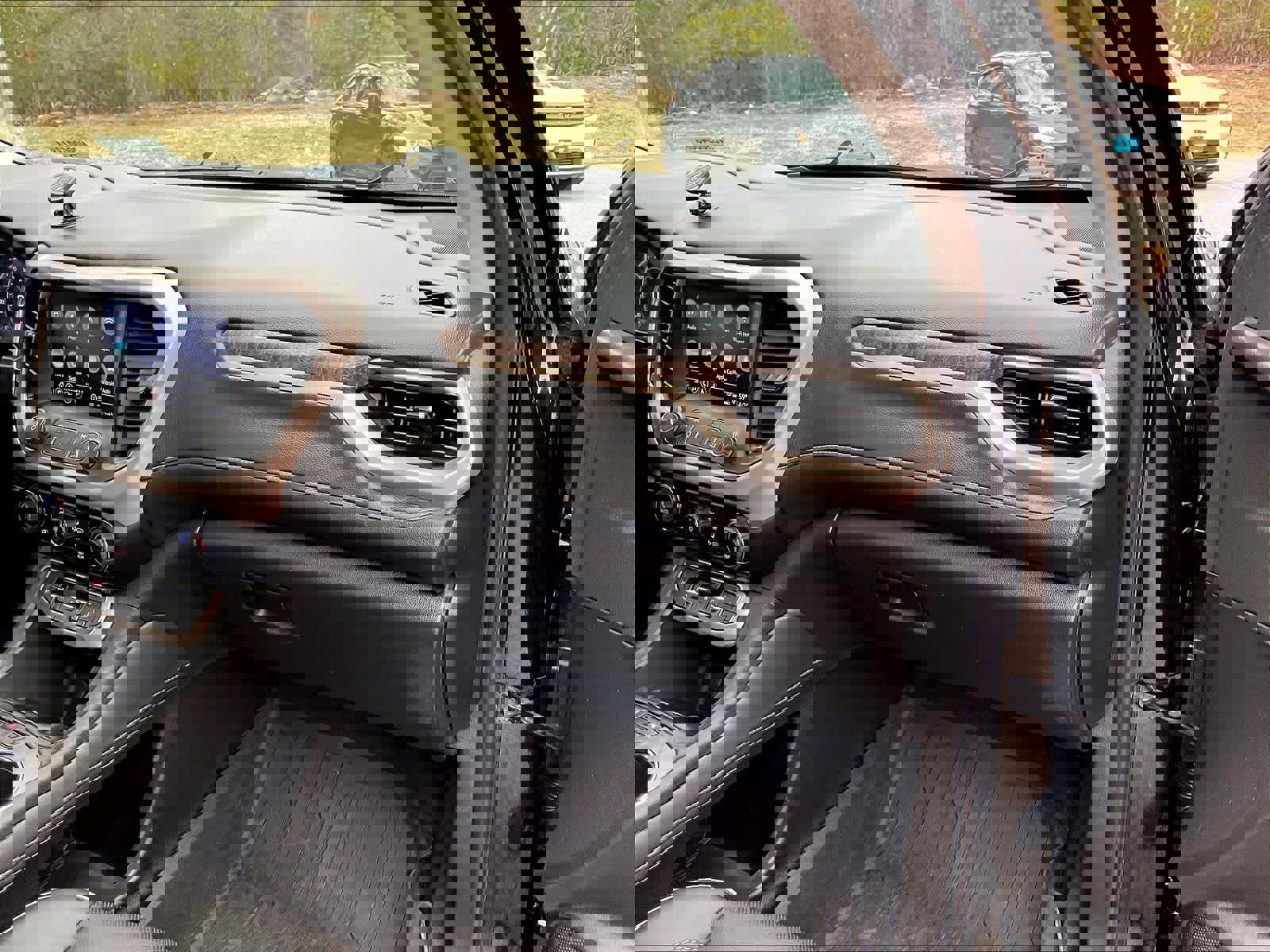 Used 2023 GMC Acadia Denali w/ Black Diamond Edition image 13