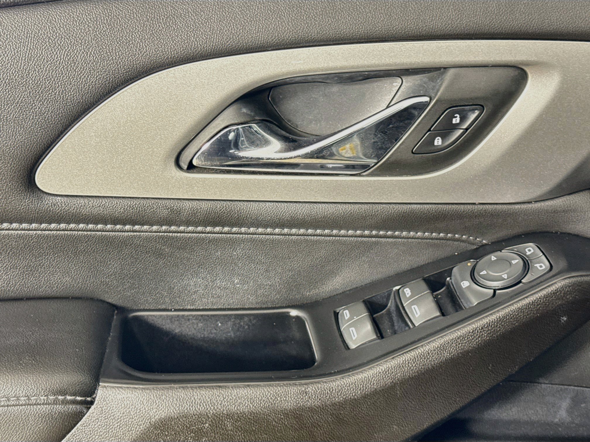 Used 2023 Chevrolet Traverse LT FWD image 19