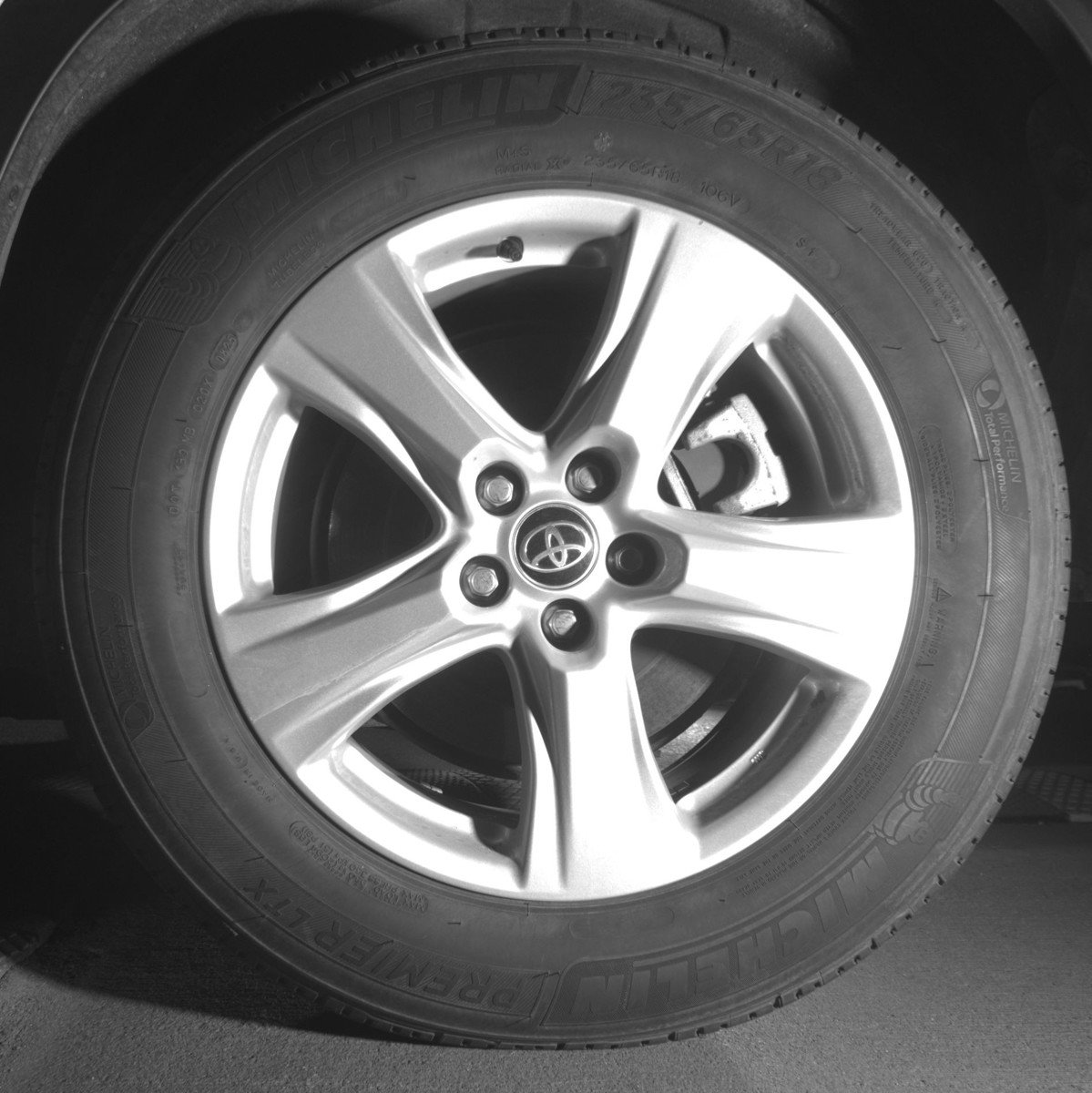 Used 2025 Toyota Highlander LE FWD image 14