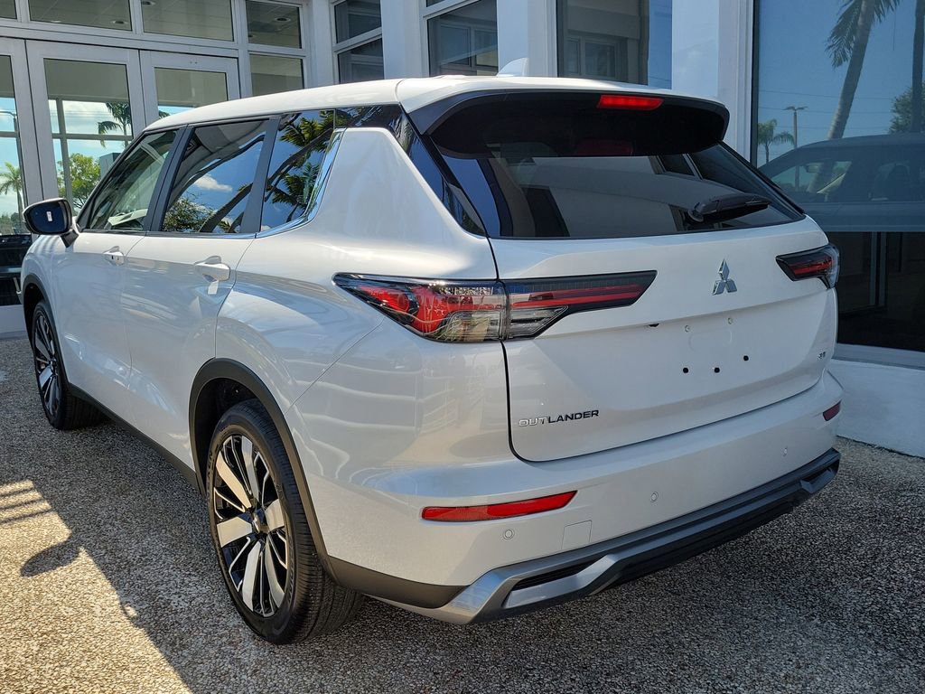 New 2025 Mitsubishi Outlander SE image 3