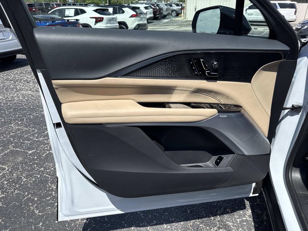 New 2026 Cadillac Lyriq Signature Luxury w/ LPO, Blue Accent Package AWD/4WD image 18