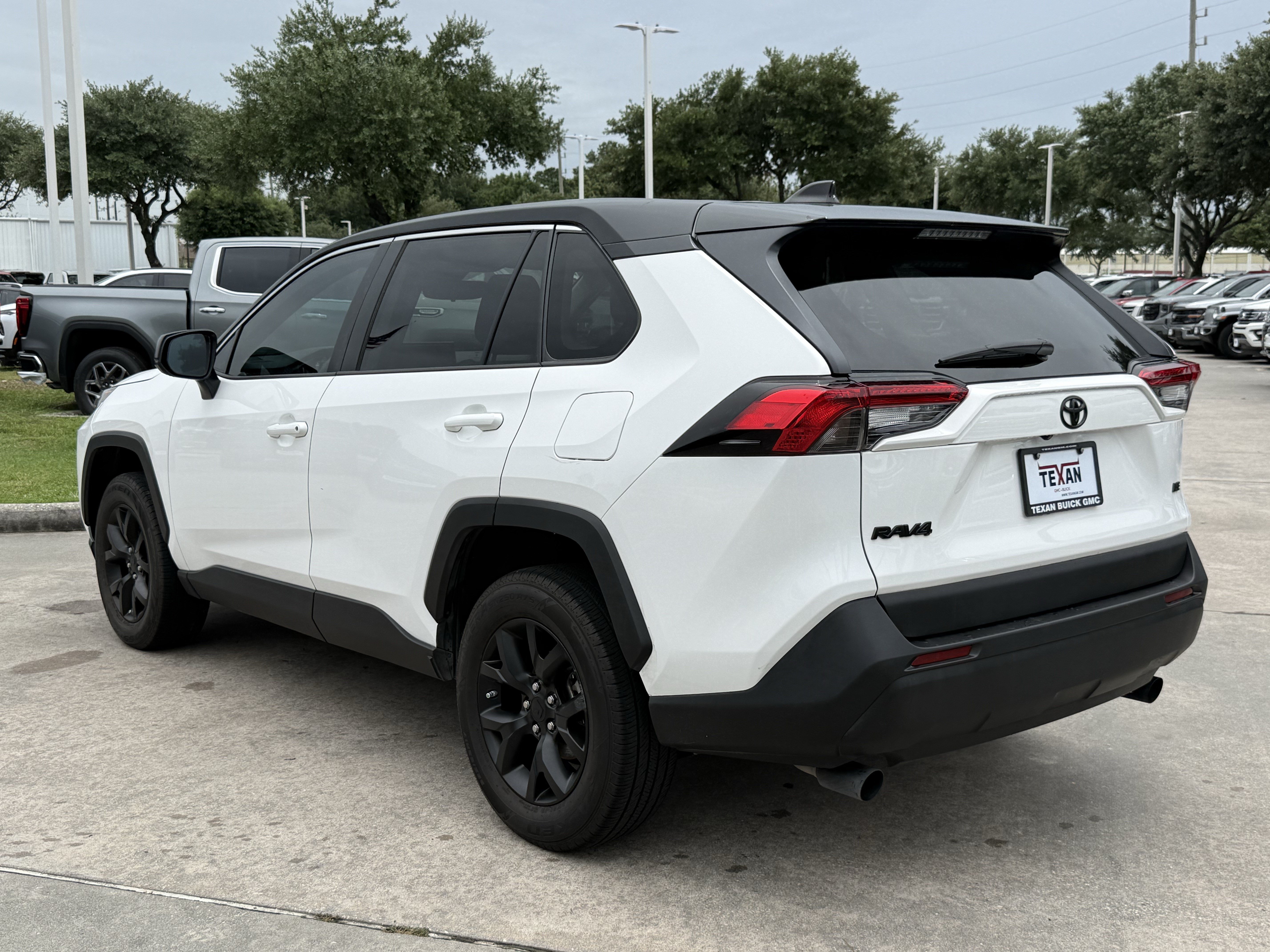 Used 2022 Toyota RAV4 LE FWD image 7