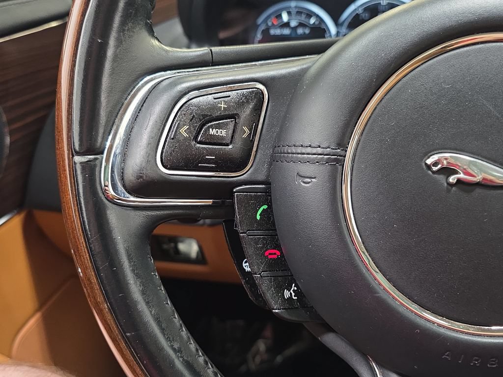 Used 2014 Jaguar XJ L Portfolio RWD image 16