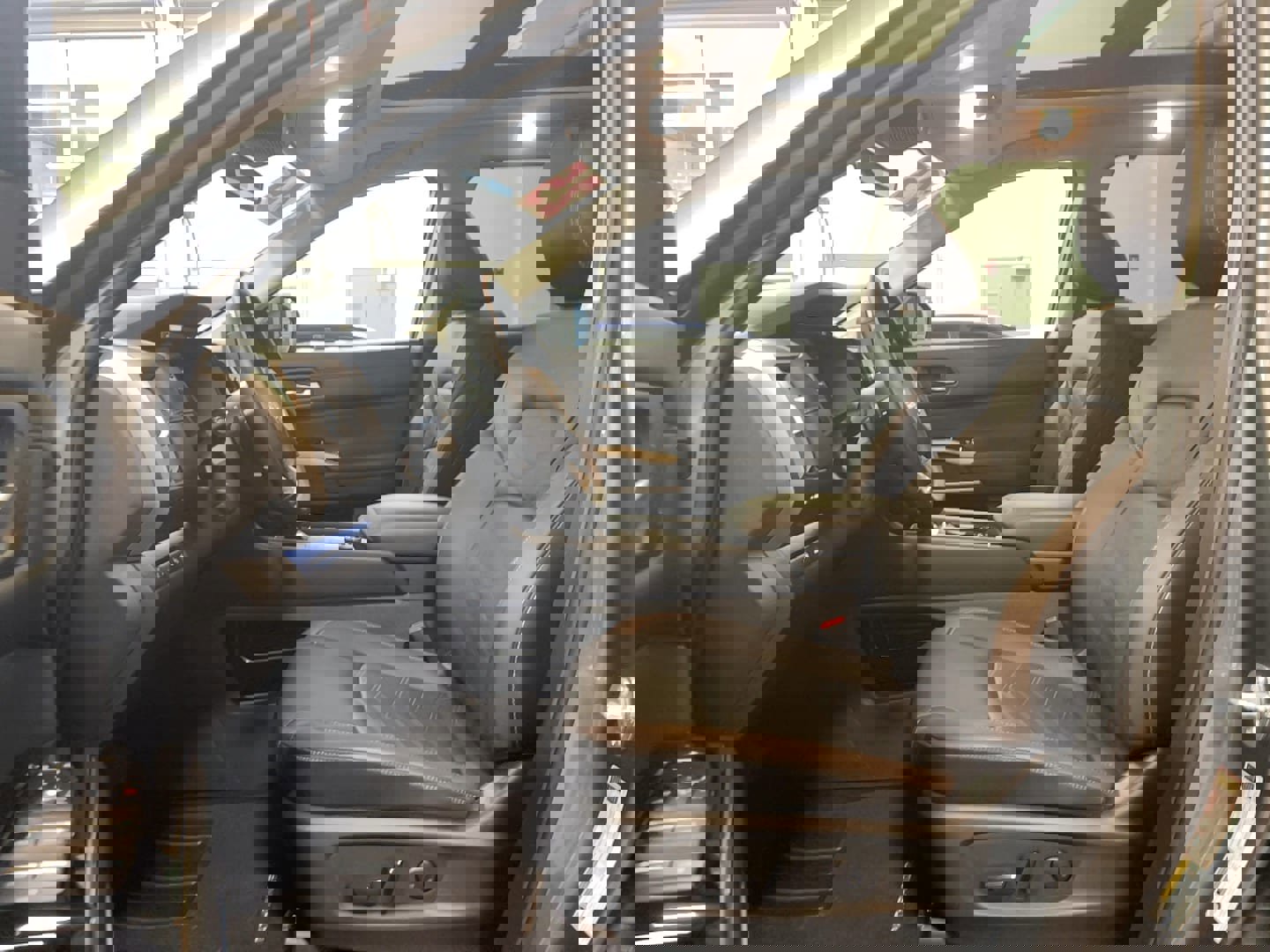 Used 2025 Nissan Pathfinder Platinum AWD/4WD image 9