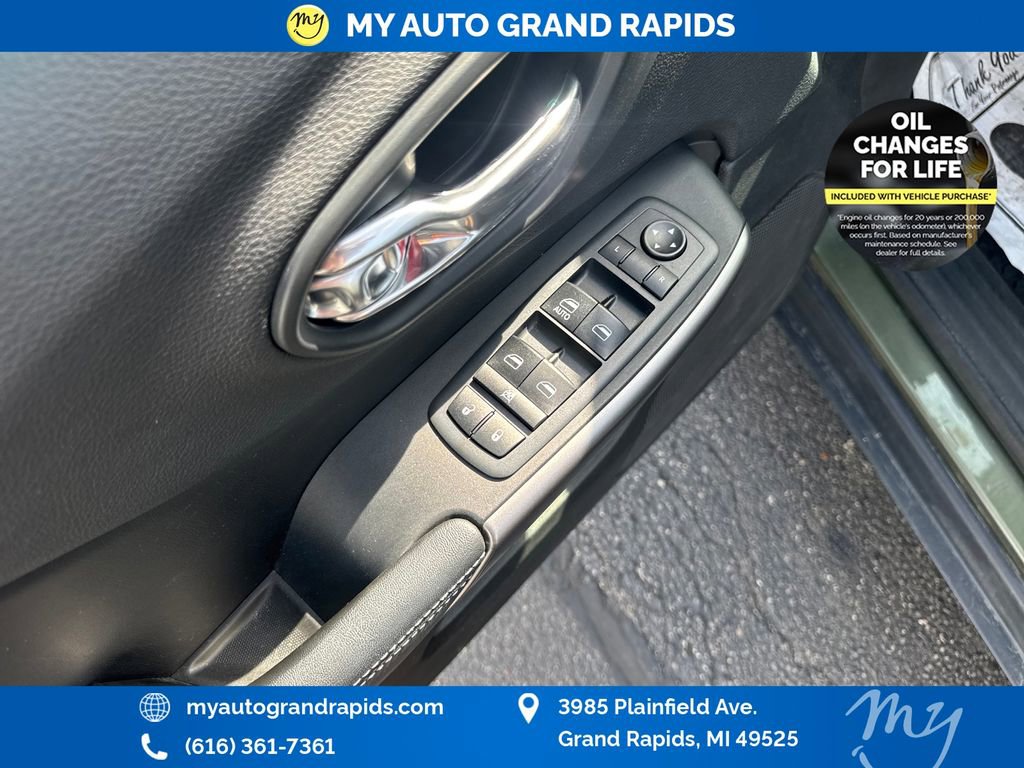 Used 2019 Jeep Cherokee Latitude w/ Cold Weather Group AWD/4WD image 11