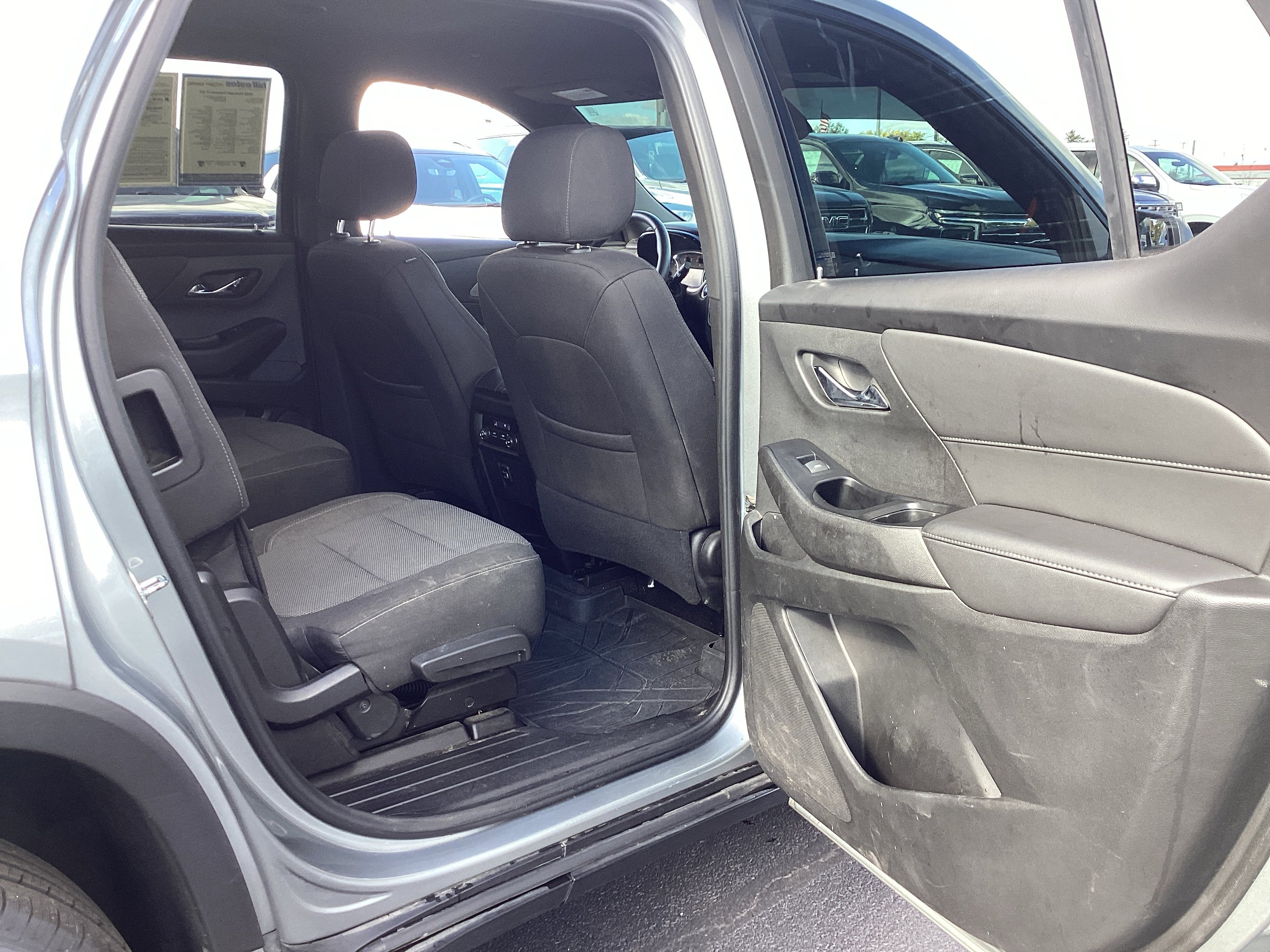 Used 2023 Chevrolet Traverse LT image 32