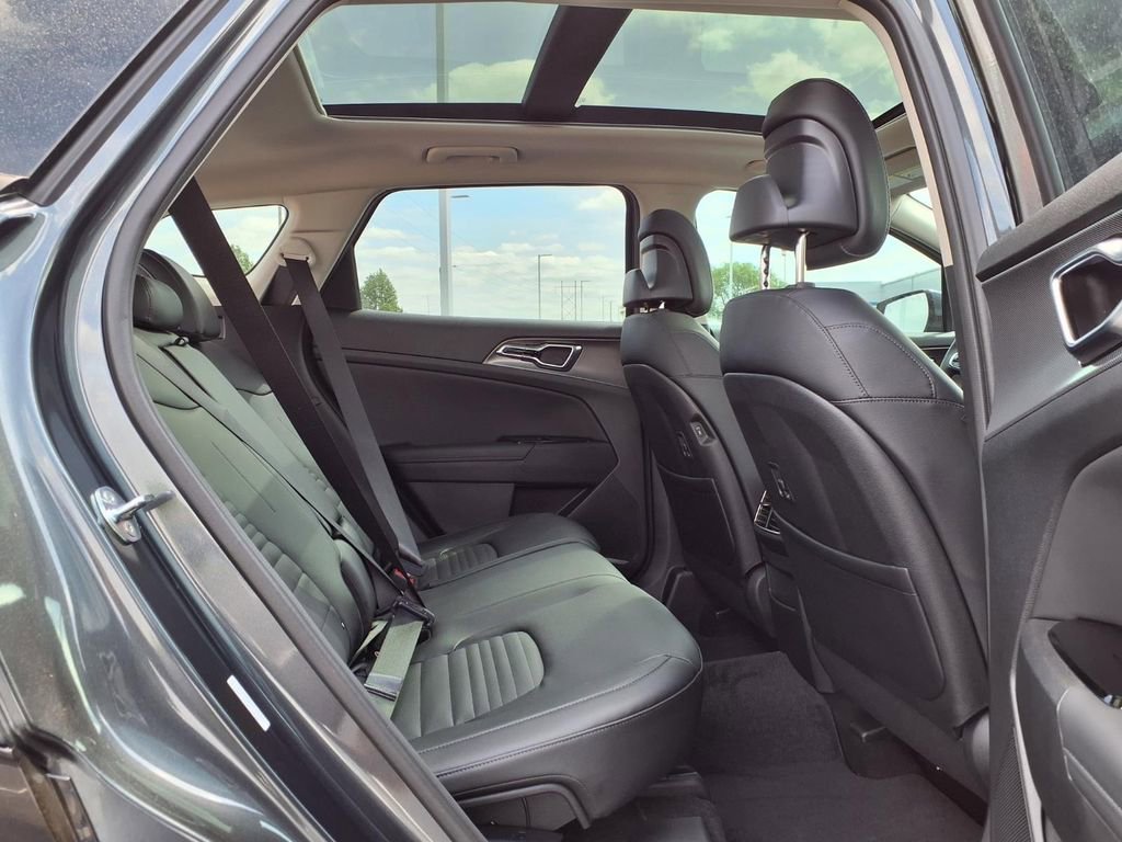 Used 2025 Kia Sportage SX image 30