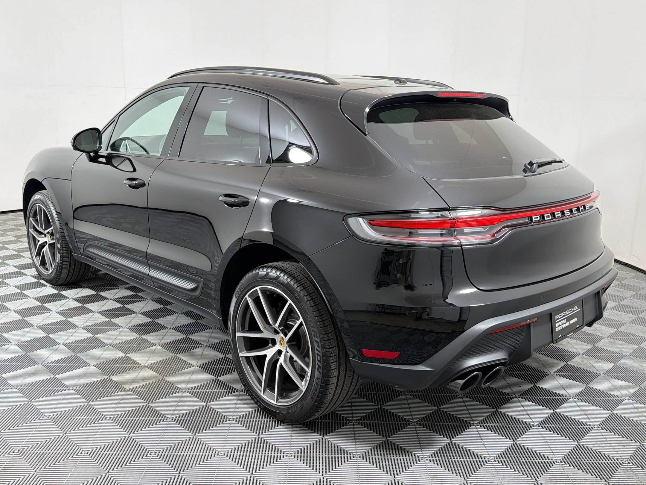 Certified 2026 Porsche Macan AWD/4WD image 3