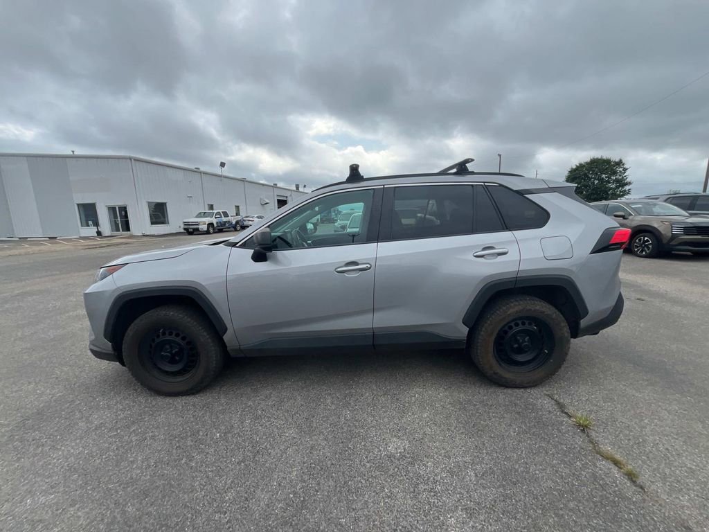 Used 2021 Toyota RAV4 LE image 4
