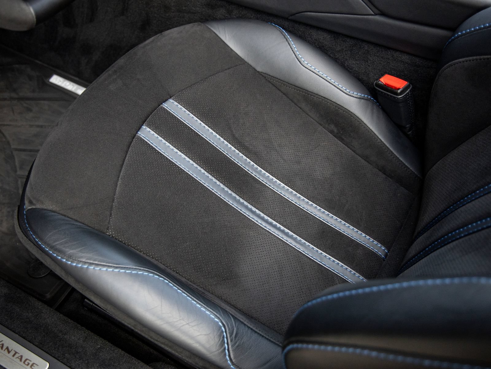 Used 2022 Aston Martin V8 Vantage Roadster RWD image 24