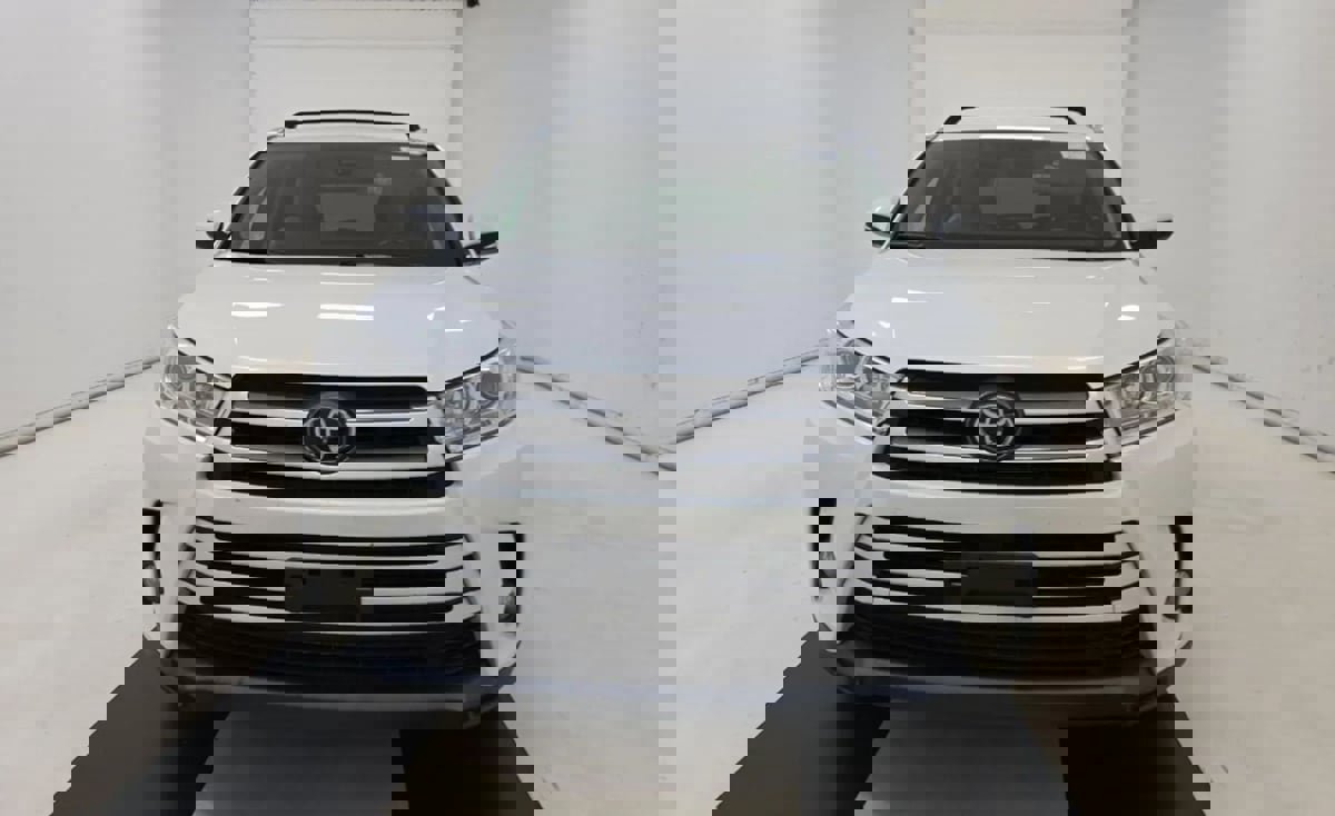 Used 2018 Toyota Highlander XLE image 2