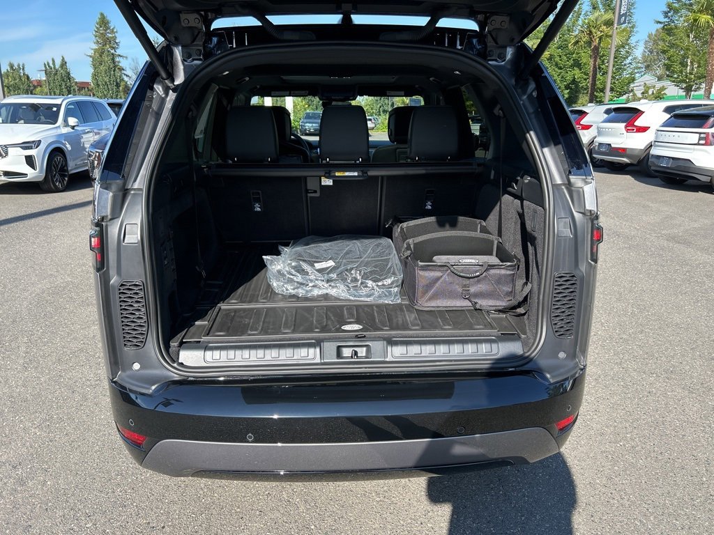 New 2025 Land Rover Discovery Dynamic SE image 16