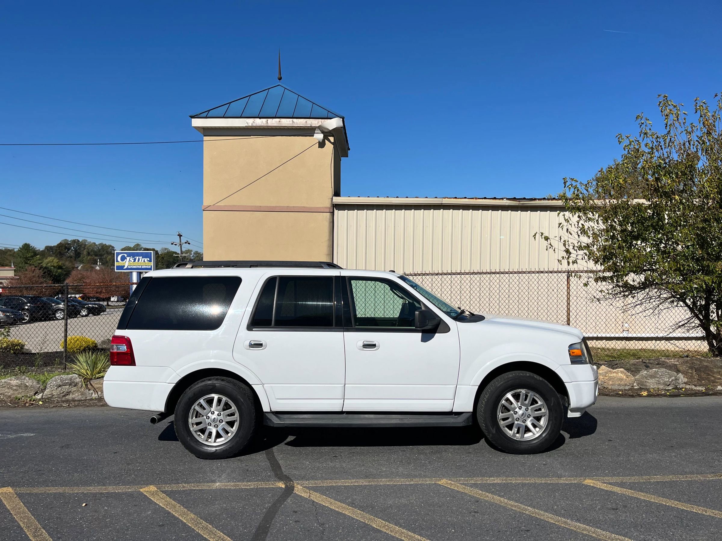 Used 2011 Ford Expedition XLT w/ HD Trailer Tow Pkg image 2