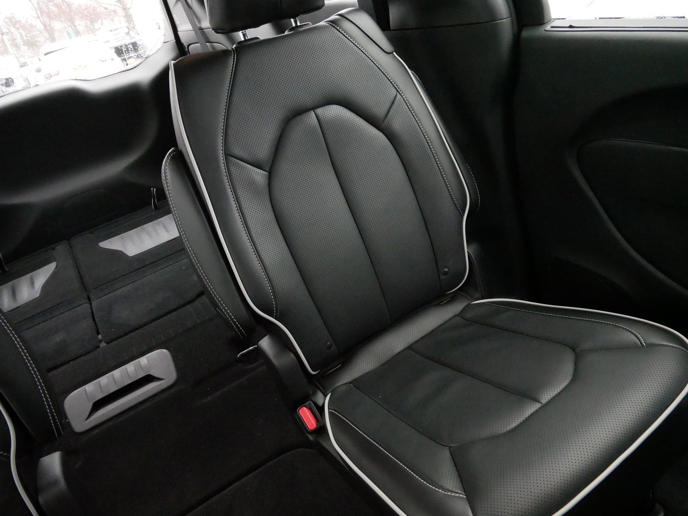 Used 2024 Chrysler Pacifica Limited w/ S Appearance Package image 14