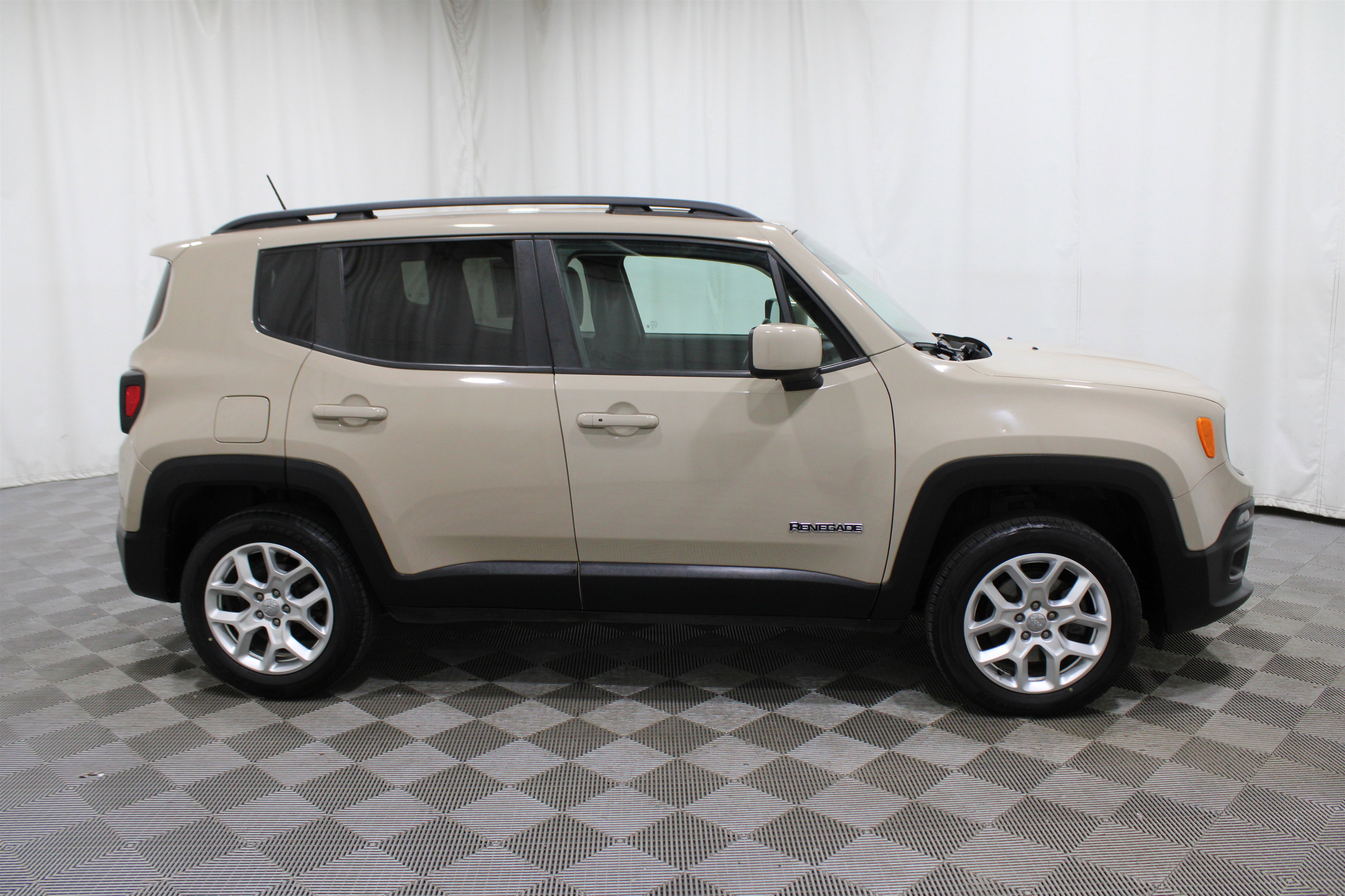 Used 2016 Jeep Renegade Latitude w/ Cold Weather Group image 28