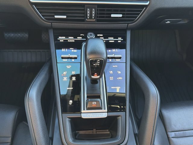 Used 2023 Porsche Cayenne AWD/4WD image 21