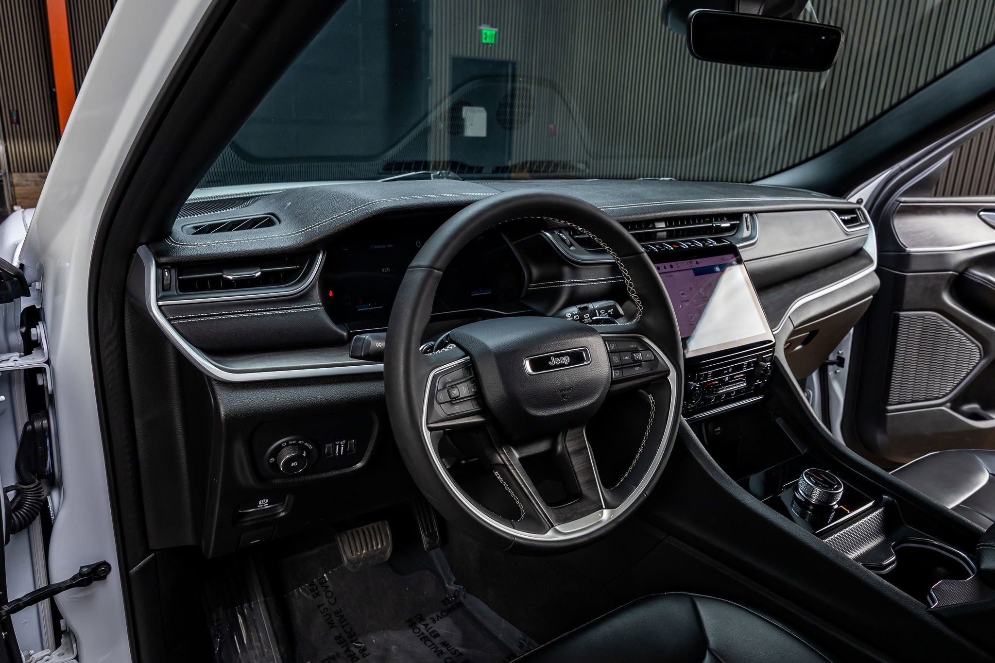 Used 2025 Jeep Grand Cherokee L Limited RWD image 12