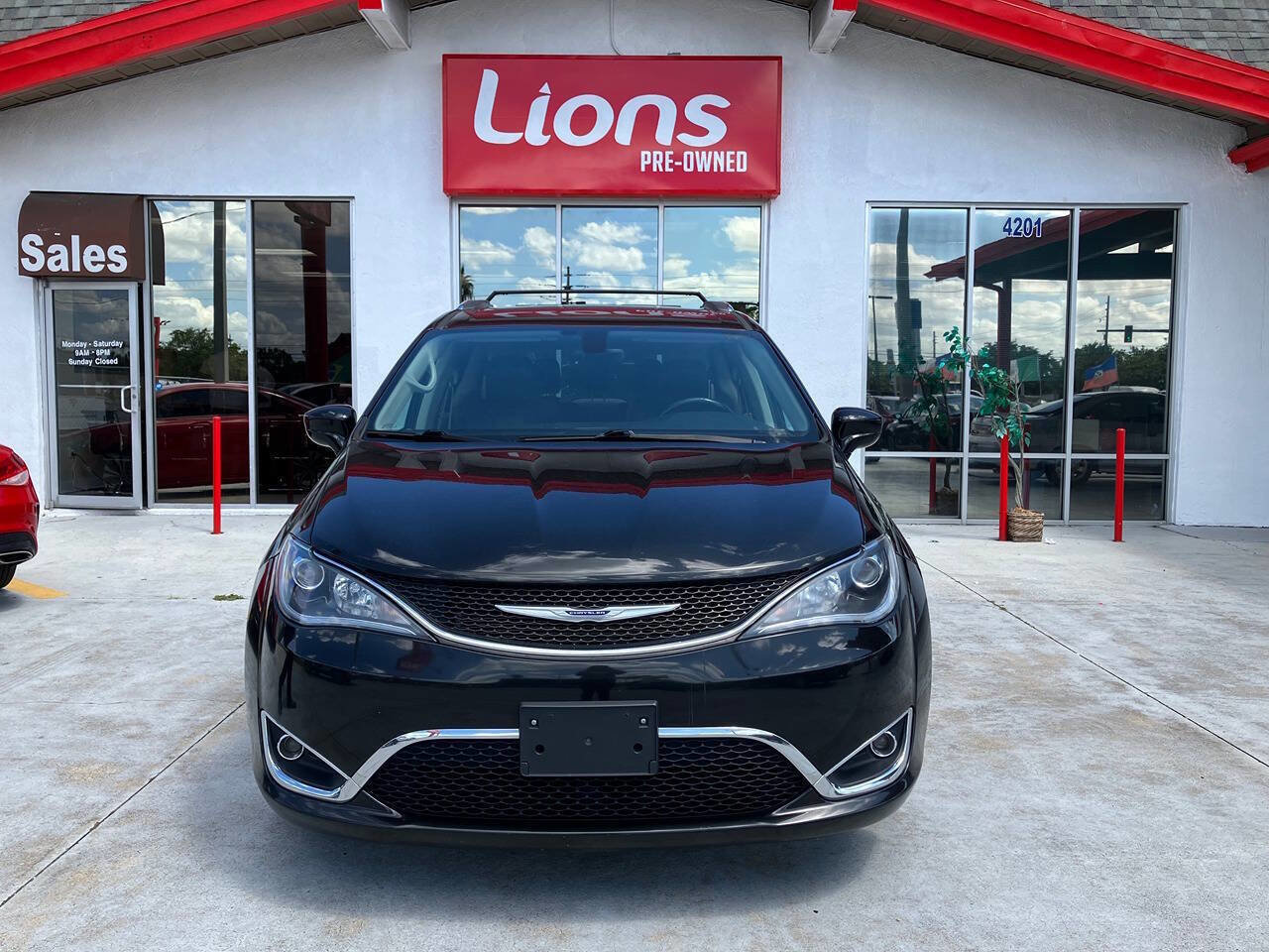 Used 2019 Chrysler Pacifica Touring-L FWD image 1