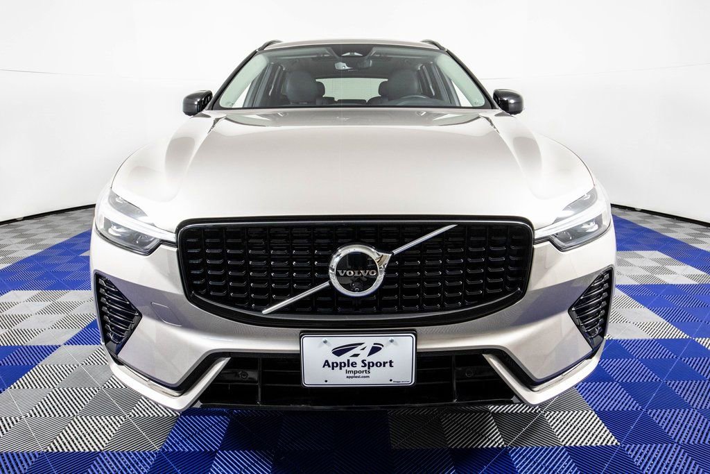 Used 2025 Volvo XC60 B5 Plus image 2