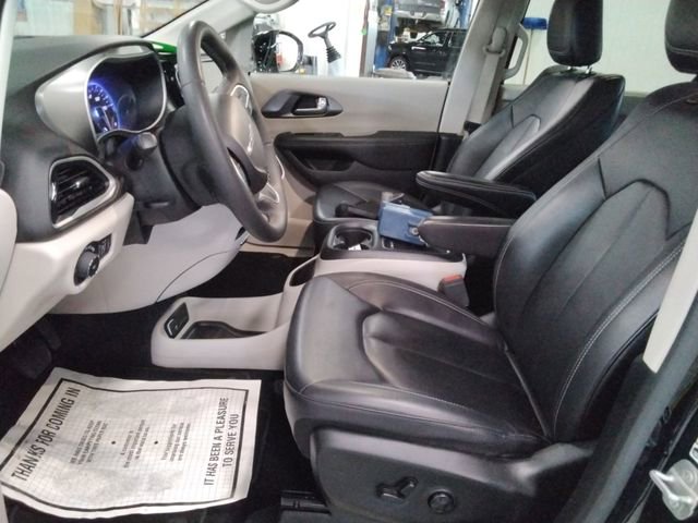 Used 2024 Chrysler Pacifica Touring-L image 9