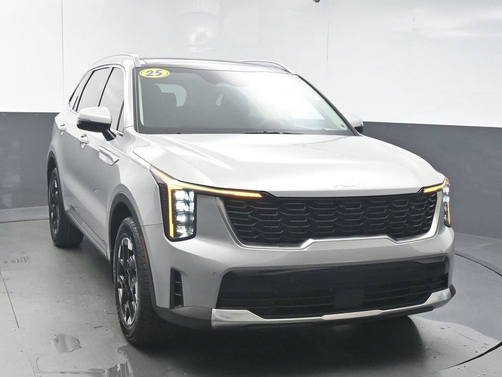 Used 2025 Kia Sorento S w/ Panoramic Sunroof Package FWD image 2