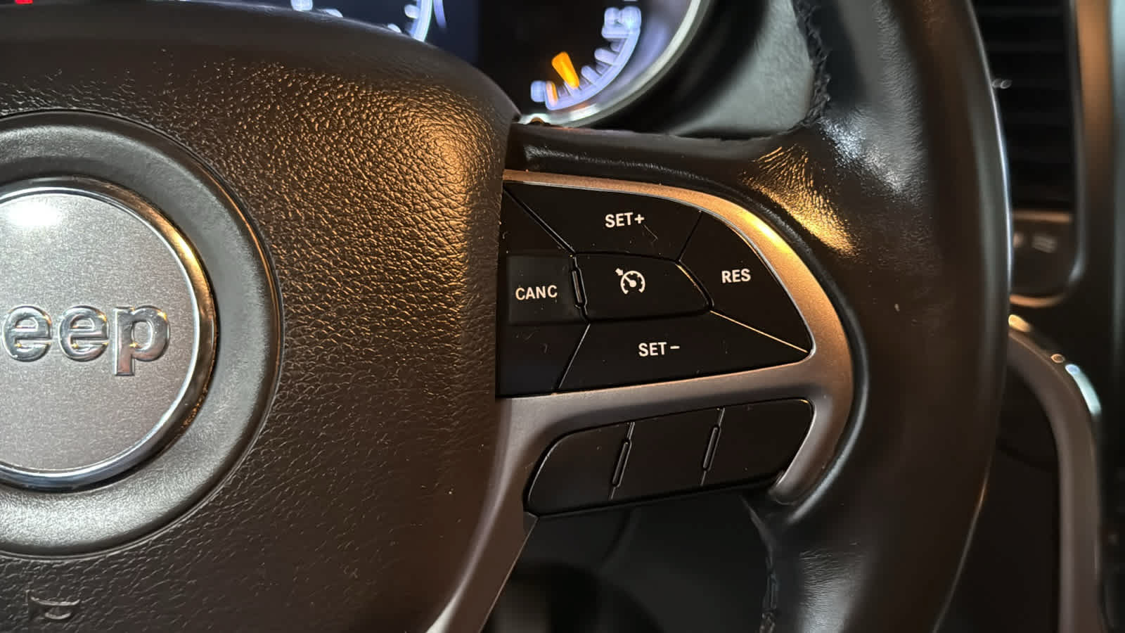 Used 2019 Jeep Grand Cherokee Laredo AWD/4WD image 13