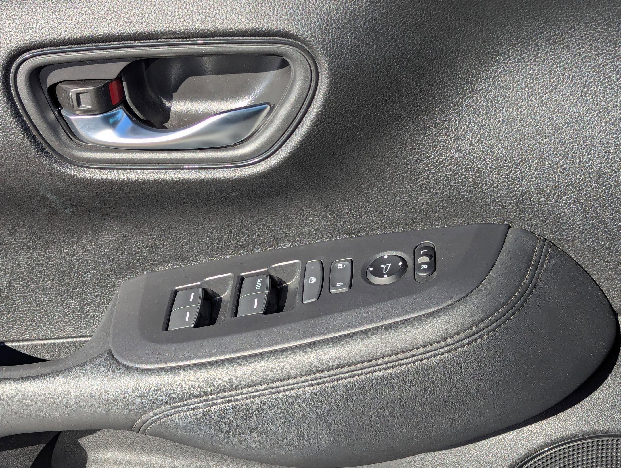 Used 2023 Honda HR-V LX image 12