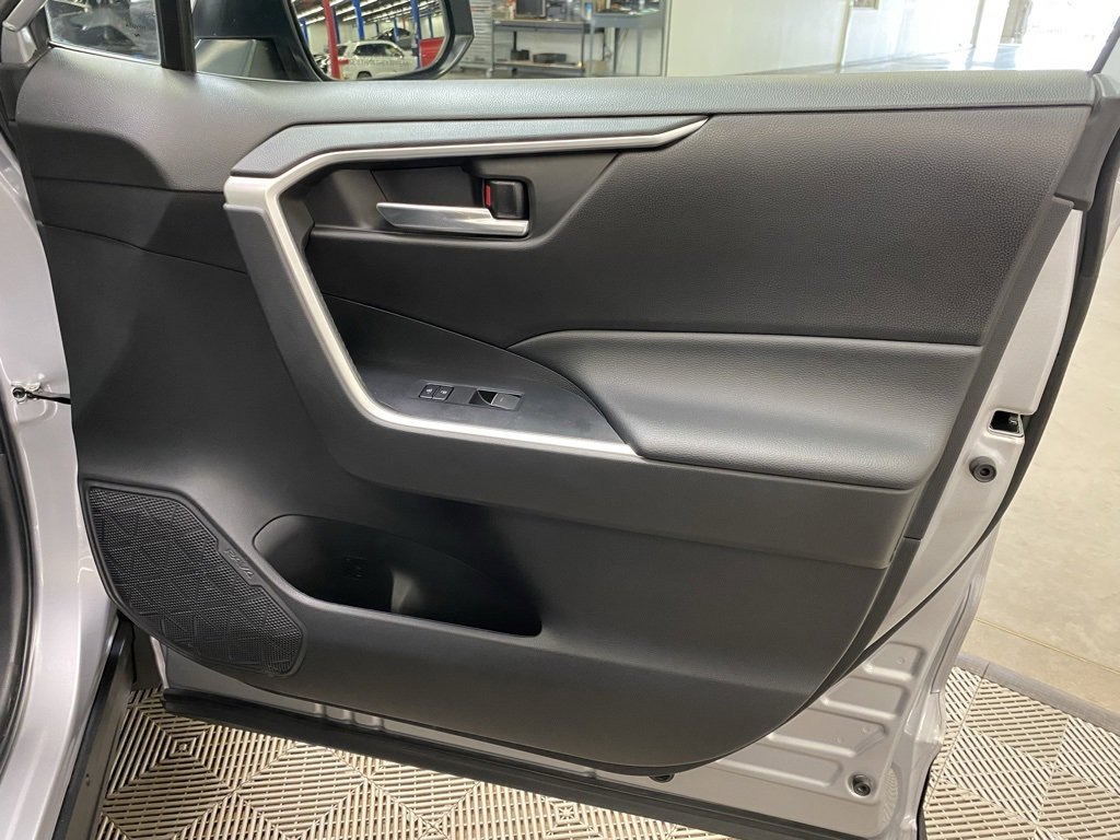 Used 2022 Toyota RAV4 XLE Premium image 18