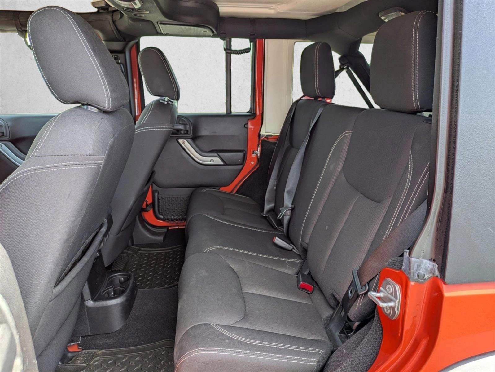 Used 2015 Jeep Wrangler Unlimited Rubicon w/ Connectivity Group AWD/4WD image 16